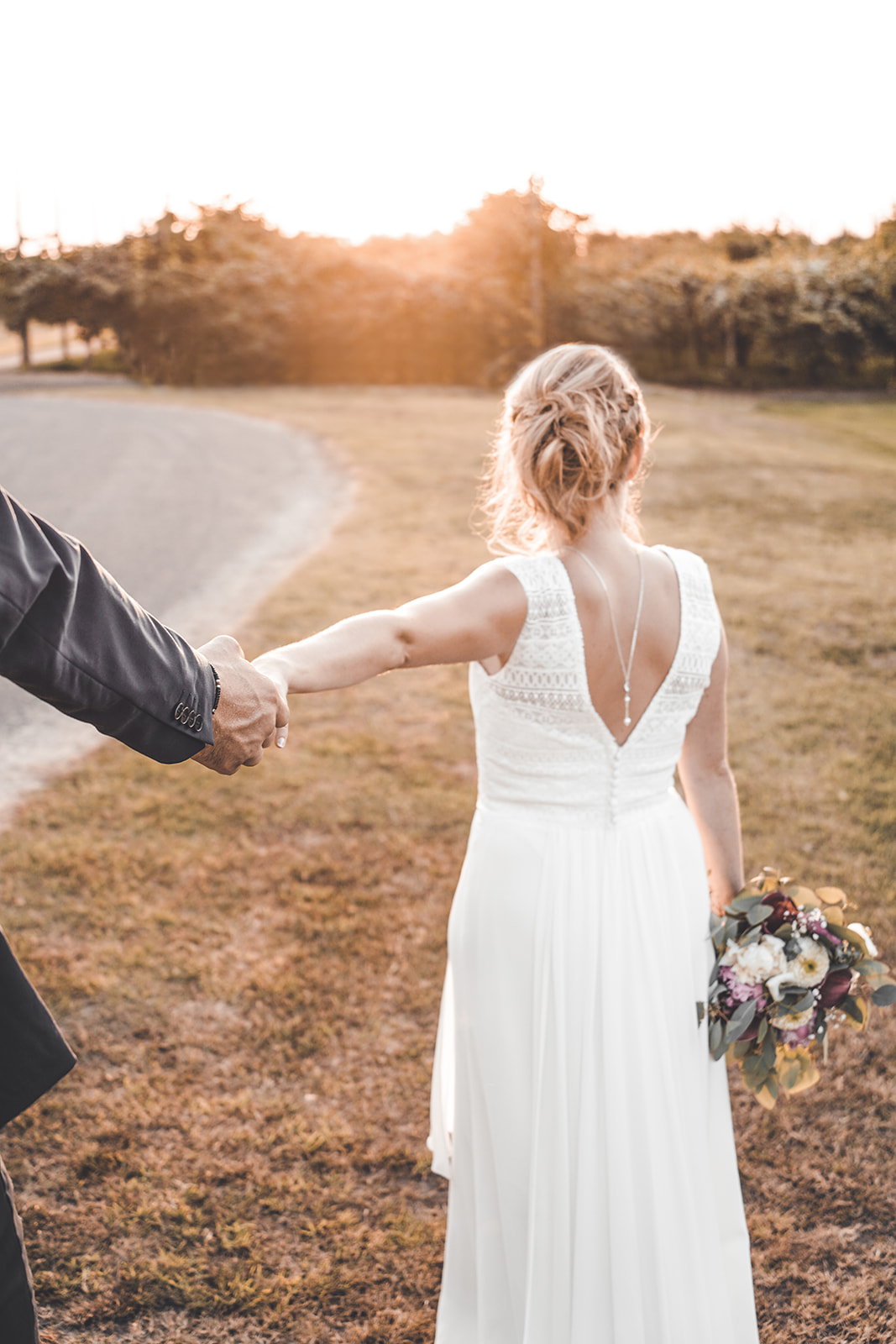Femme avec cheval dans un champ